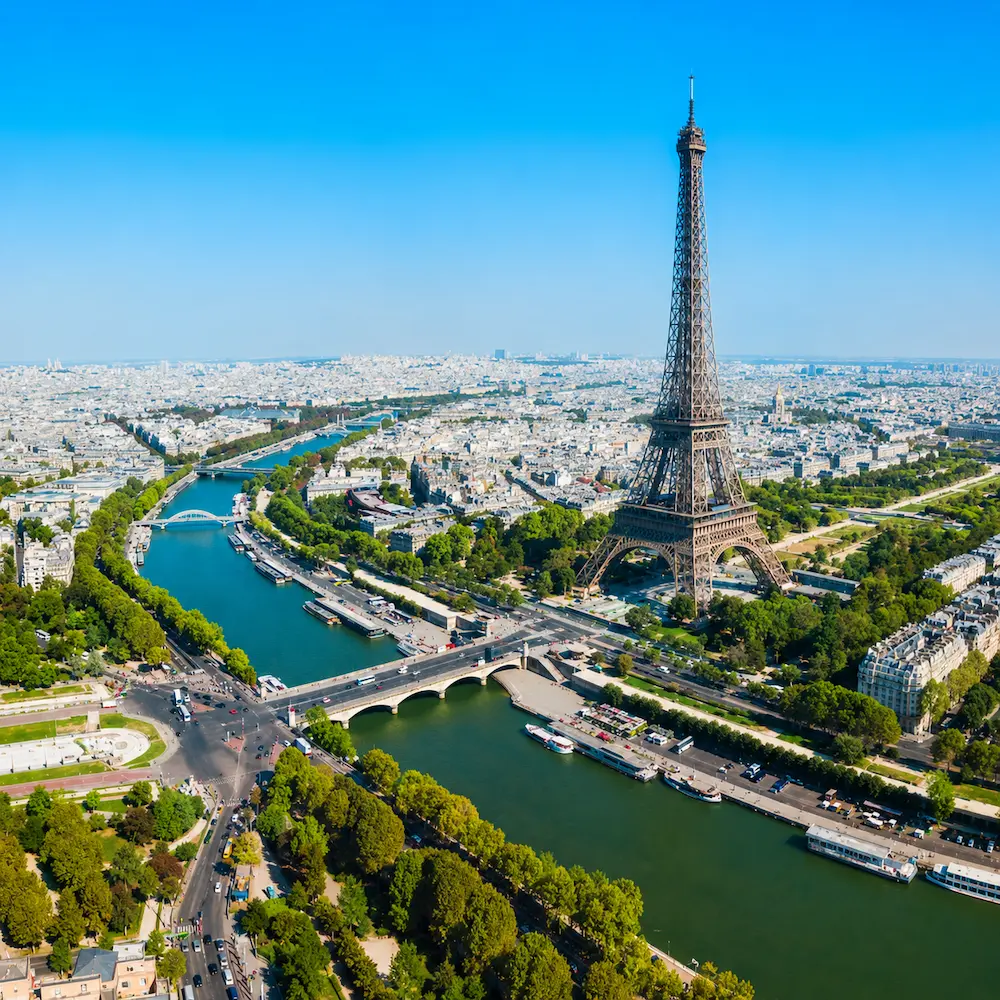 Voyageurs heureux sur une route panoramique en France